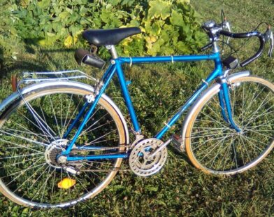 Plavi drumski ili cestovni bicikl