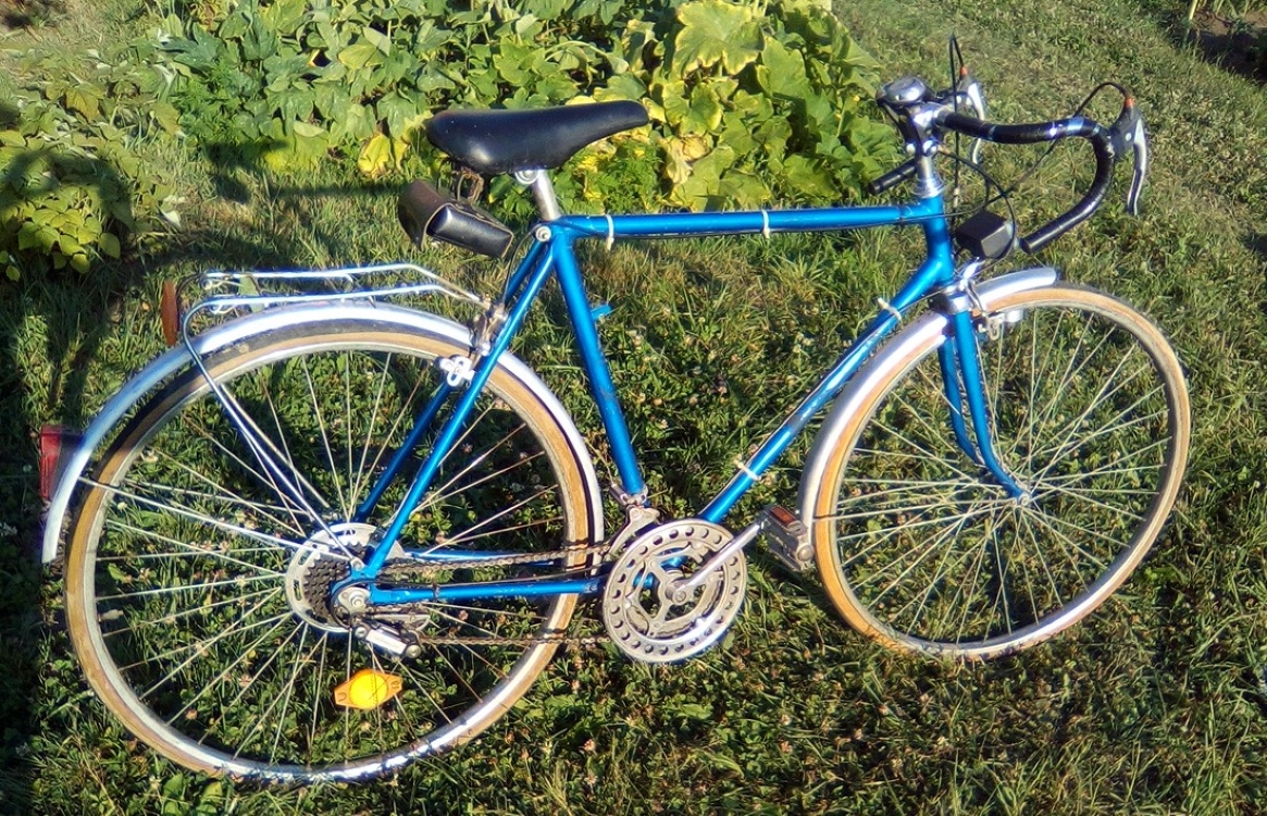 Plavi drumski ili cestovni bicikl