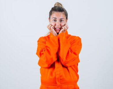 Žena se boji insekata